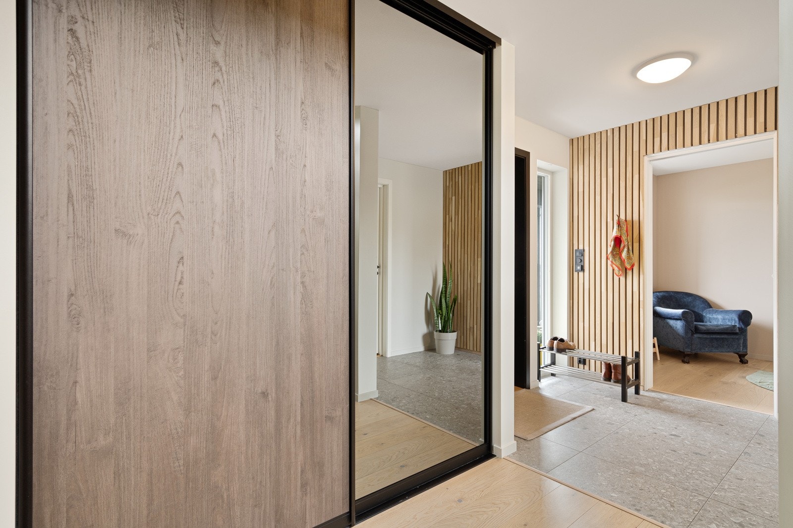 Nydelig entré med god garderobeløsning og et innbydende førsteinntrykk. Galleribilde