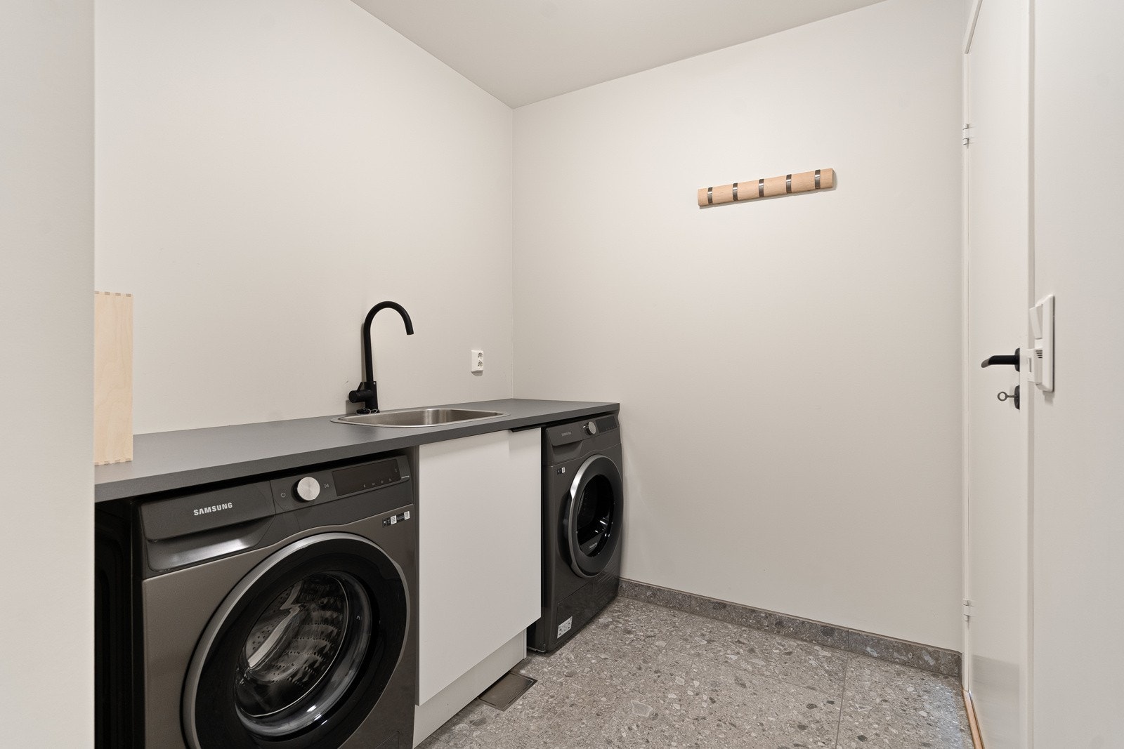 Vaskerom med direkte adkomst fra dobbelgarasjen - praktisk i hverdagen. Galleribilde