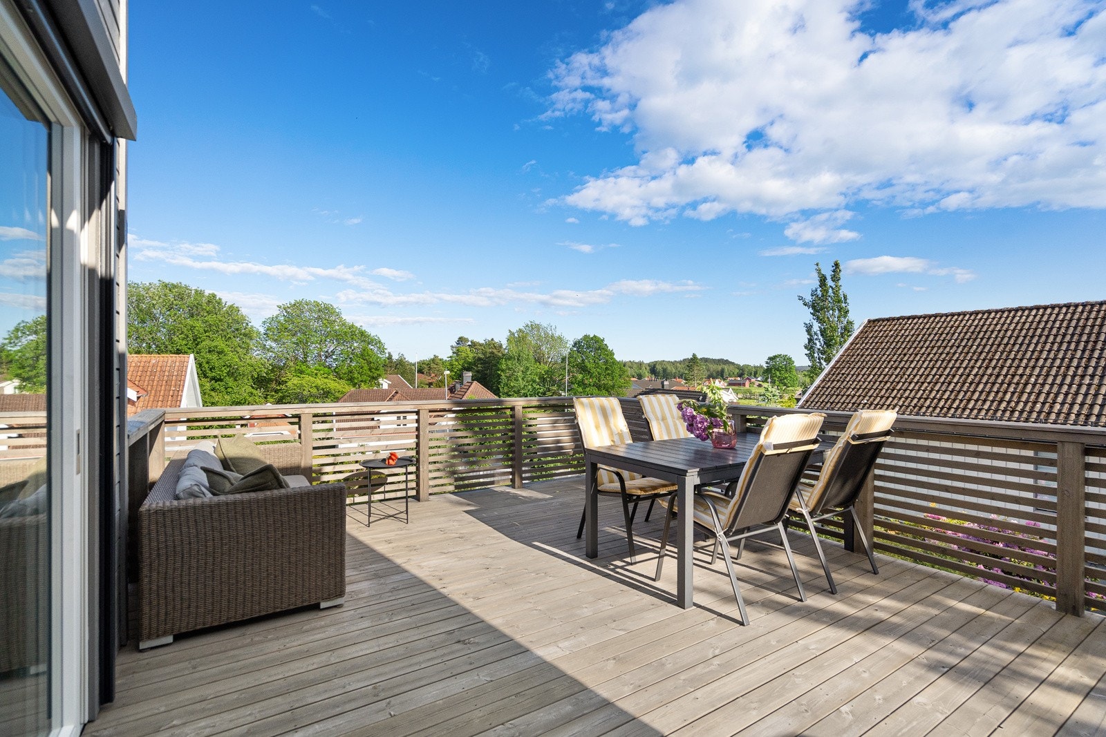 Begge terrassene gir fine rammer for uteliv, med plass til både spisegruppe og lounge-møbler. Galleribilde