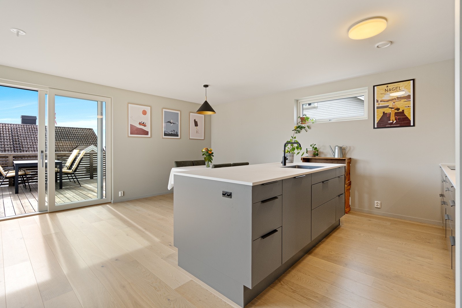 Fra kjøkkenet går du rett ut på en nydelig terrasse med gløtt av sjøen - et herlig sted å starte dagen med en kaffekopp. Galleribilde