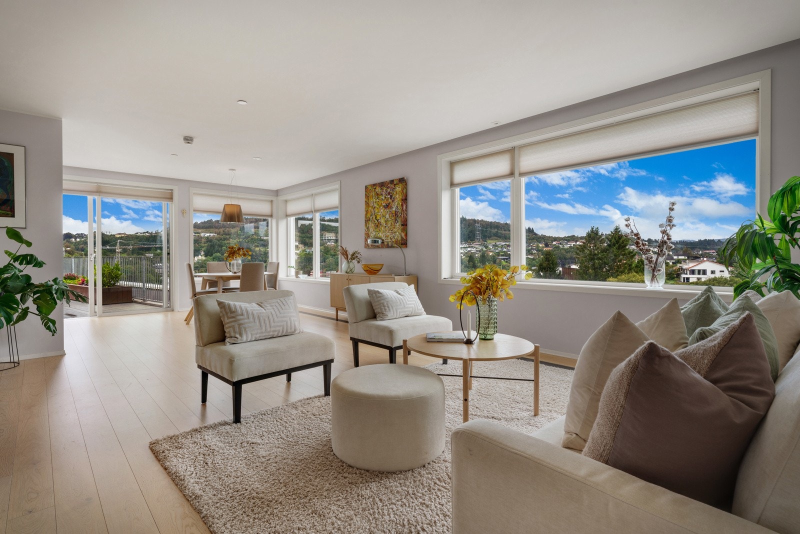 Stor og lys stue med utgang til terrassen Galleribilde