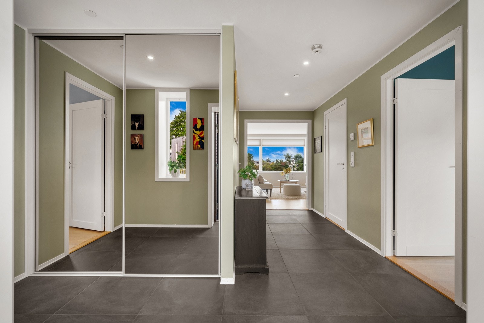 Entre med garderobe Galleribilde