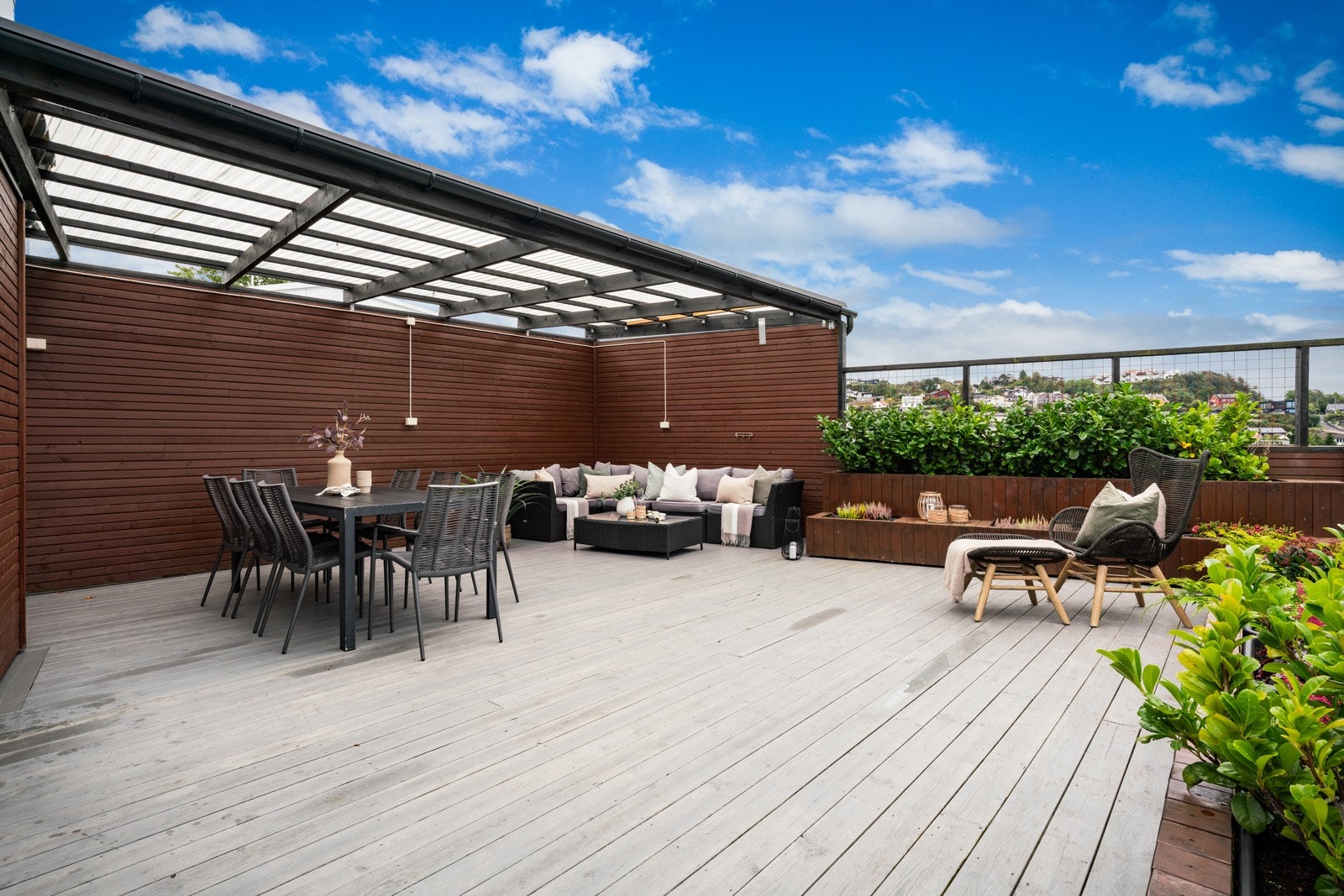 På terrassen er det god plass til både spisegruppe og sofakrok under tak. Galleribilde