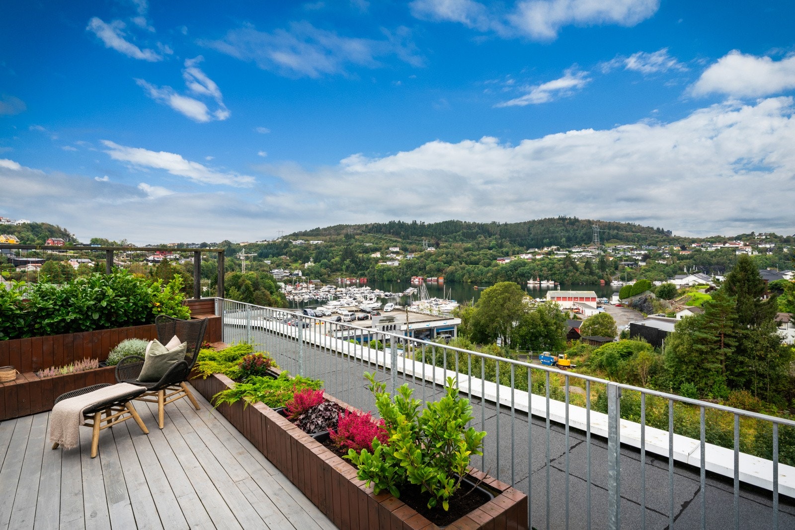 Fra terrassen er det utsikt over Dolviken Galleribilde