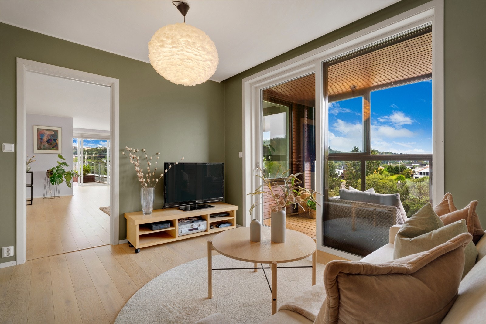 Tv-stue med utgang til innglasset balkong/vinterhage Galleribilde