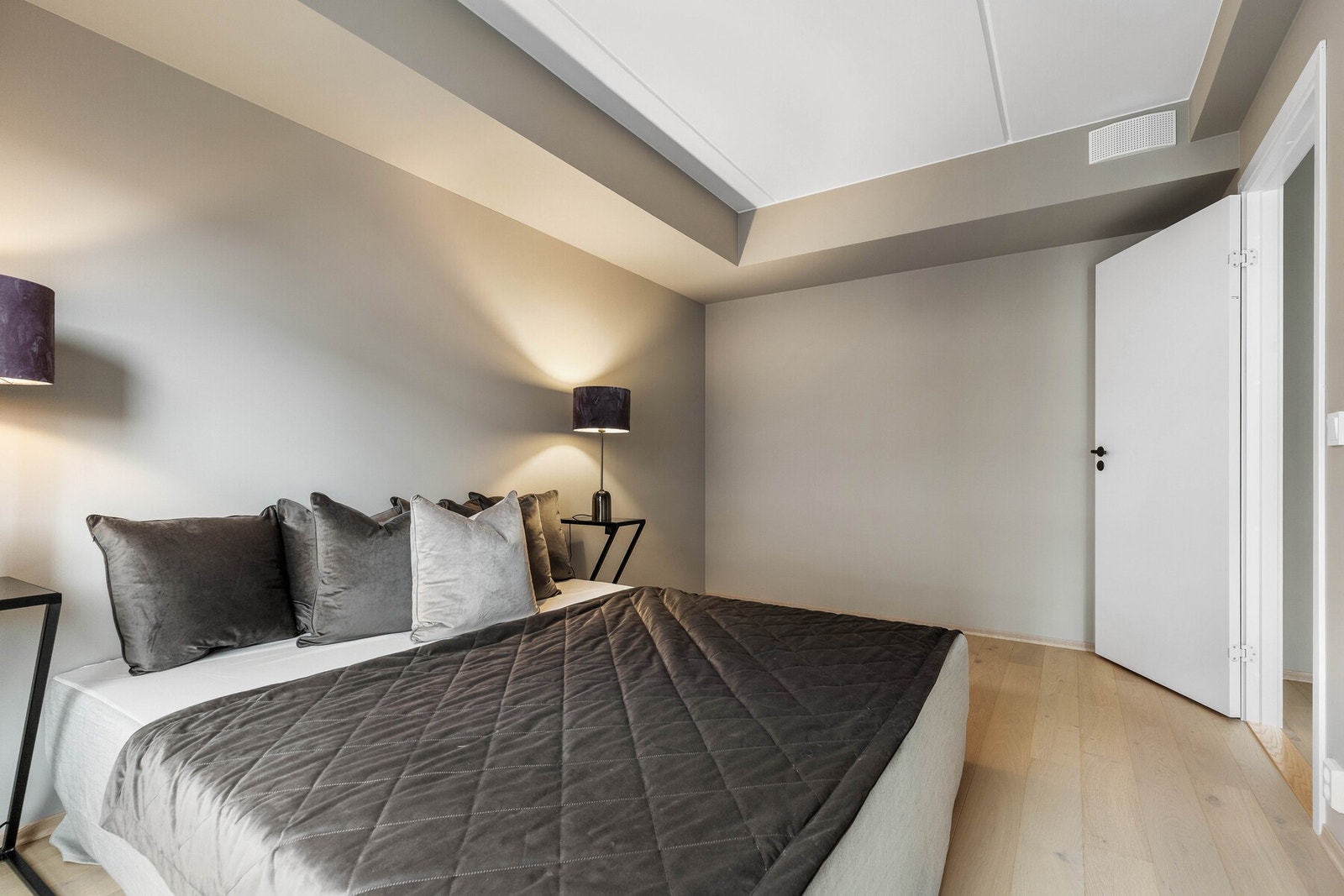 Veggene er malt i samme kalkgrå nyanse som resten av leiligheten, og gulvene har enstavs parkett som gir et moderne og stilfullt preg. Galleribilde