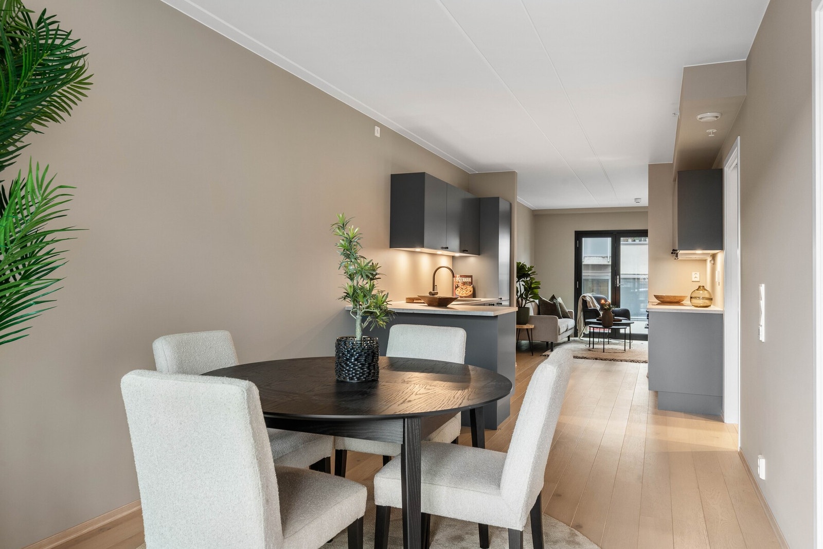 På motsatt side av rommet er det en flott spisestue. Galleribilde