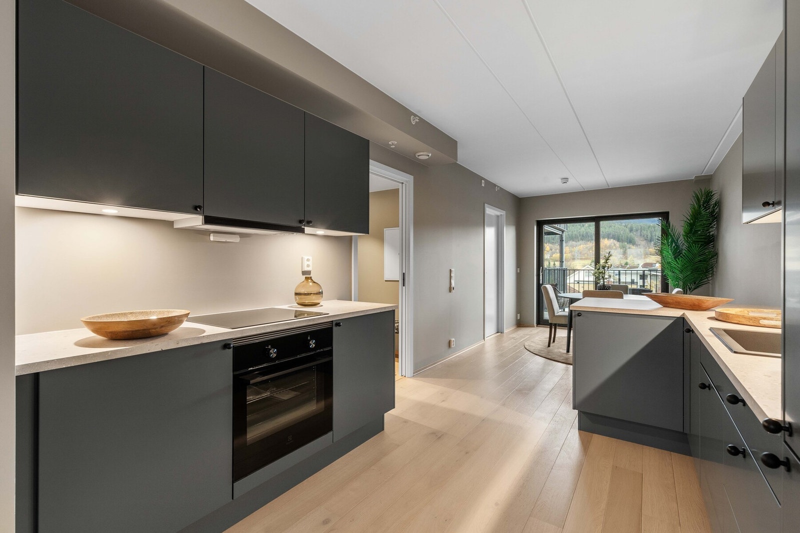 Innredningen fra Sigdal består av glatte, blå fronter, benkeplate med nedfelt vask, og skap på begge sider av rommet. Galleribilde