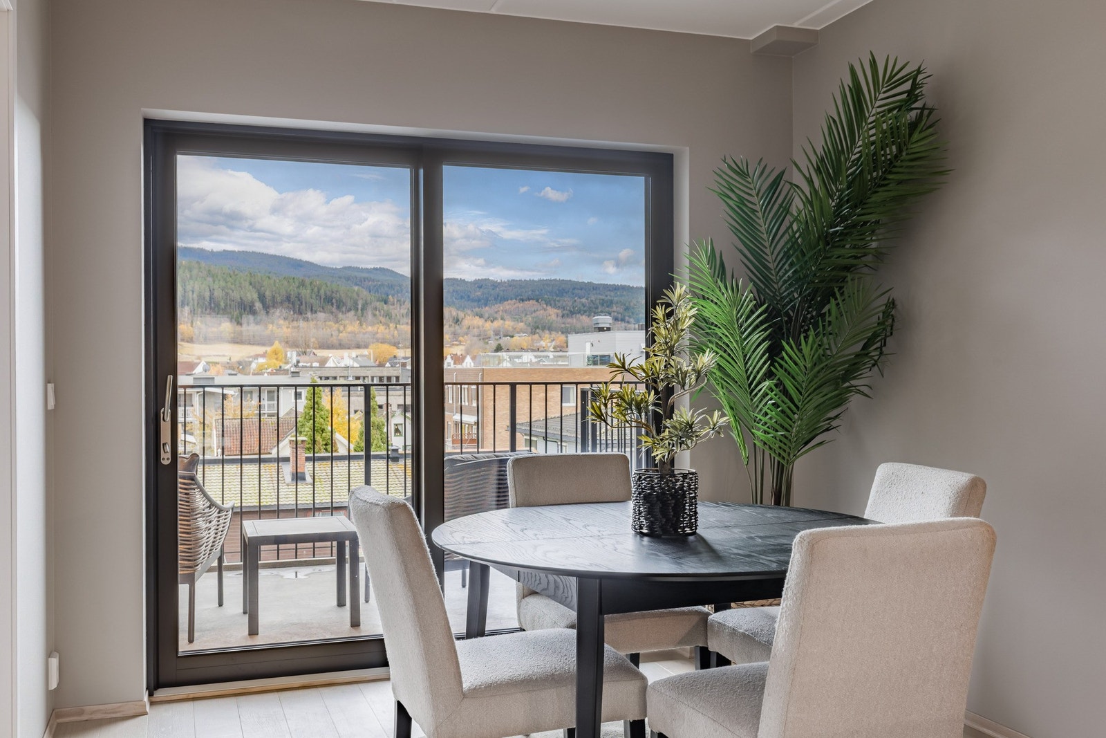 Naturlig lys strømmer inn via en fransk balkong. Galleribilde