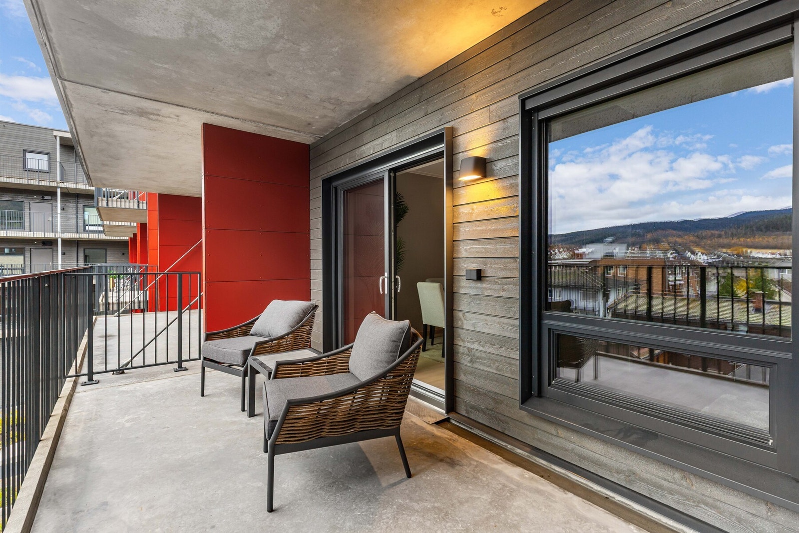 Balkongen gir ekstra rom for morgenkaffen eller lange sommerkvelder. Galleribilde