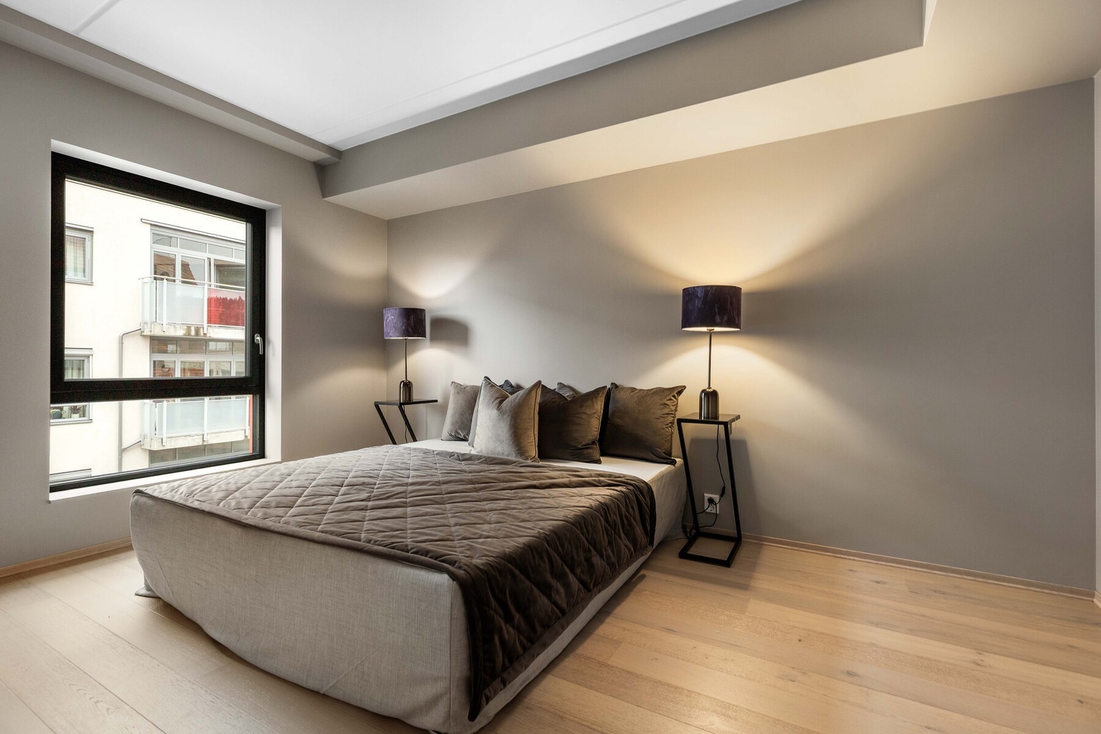 Leiligheten har to pene og harmoniske soverom, begge med store vinduer som gir godt med naturlig lys. Galleribilde