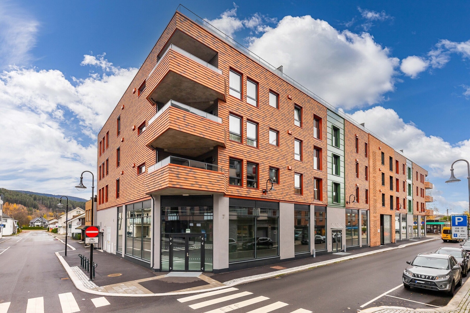 Leiligheten ligger i et populært og barnevennlig område i hjertet av Mjøndalen i Drammen kommune, med Mjøndalen kulturhus som nærmeste nabo. Galleribilde