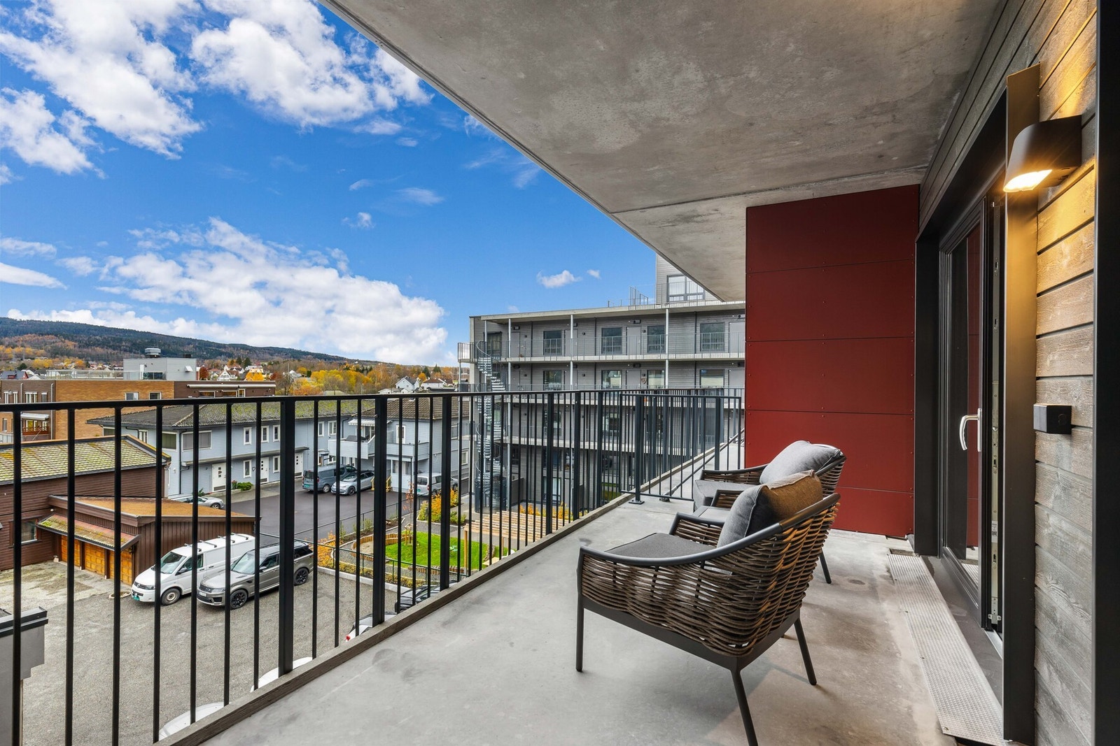 PrivatMegleren v/ Morten Liavaag og Vetle Haug Kristensen har gleden av å presentere denne nye og moderne 3-roms selveierleiligheten i Smiehagen med stor balkong, sentral beliggenhet, gulvvarme og garasjeplass. Galleribilde