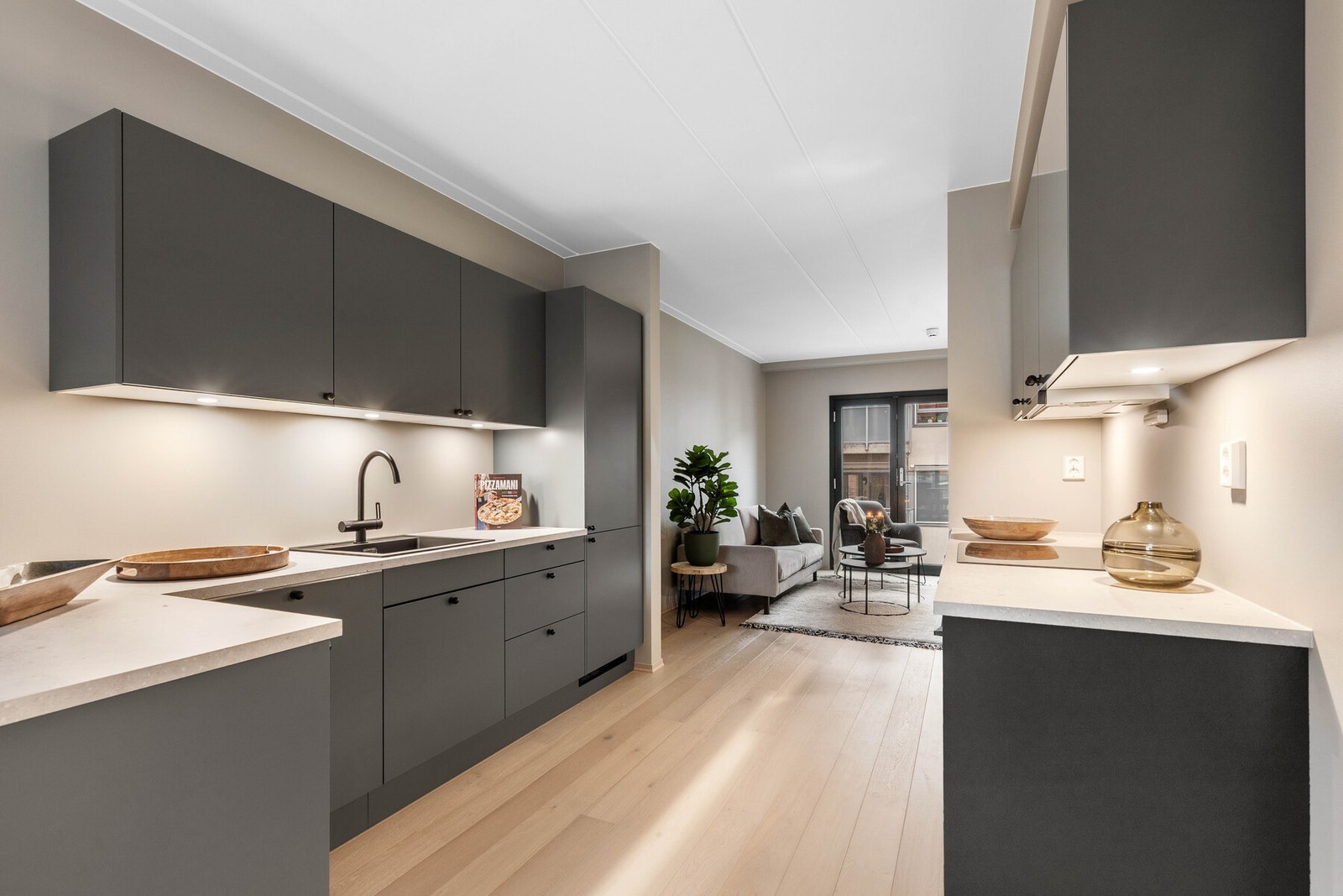 Kjøkkenet er utstyrt med integrerte hvitevarer som oppvaskmaskin, kjøl-/fryseskap, dampovn, stekeovn, koketopp og ventilator - samt god arbeidsbelysning. Galleribilde