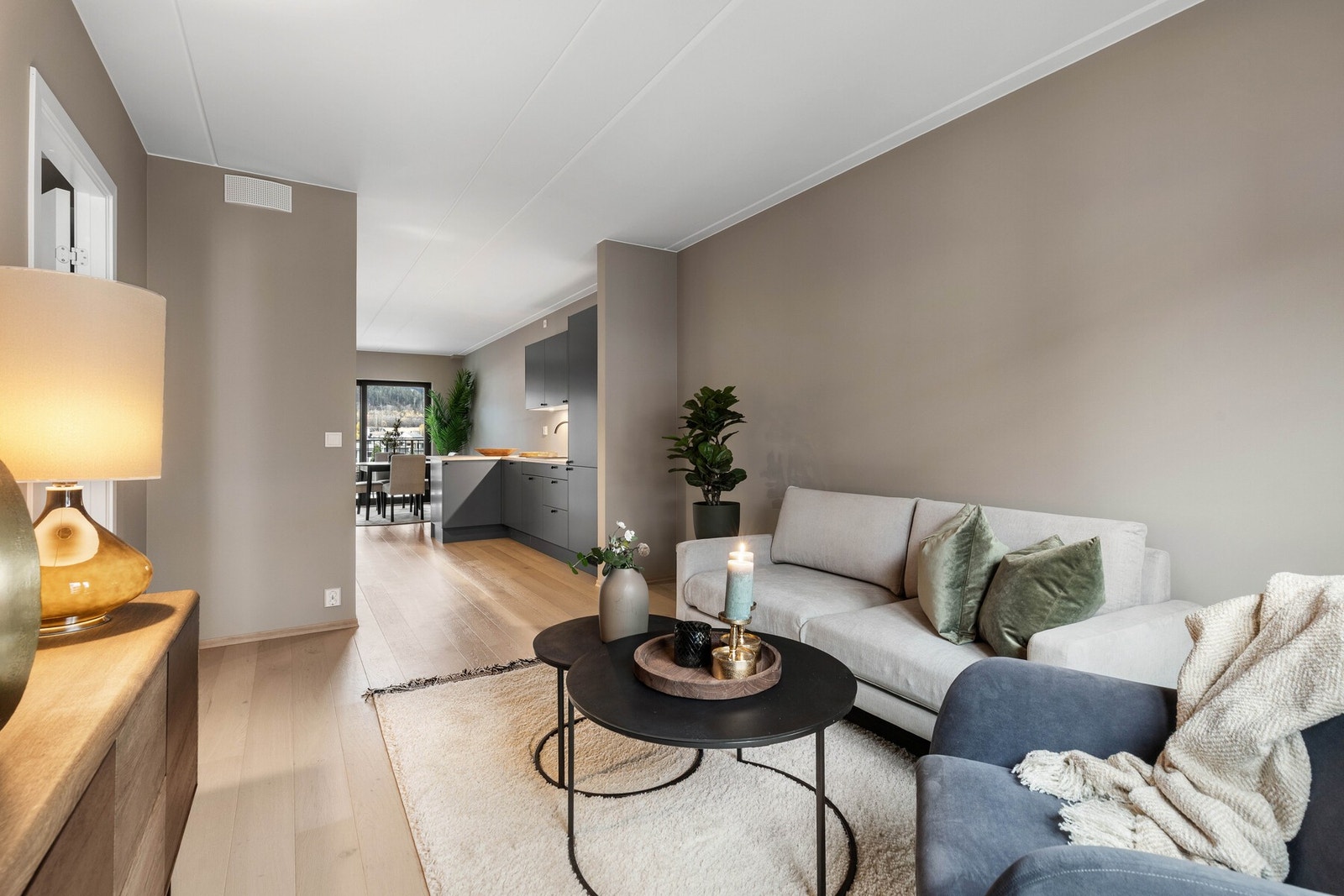 Lys og innbydende TV-stue med store vinduer og god plass til møblering. Galleribilde