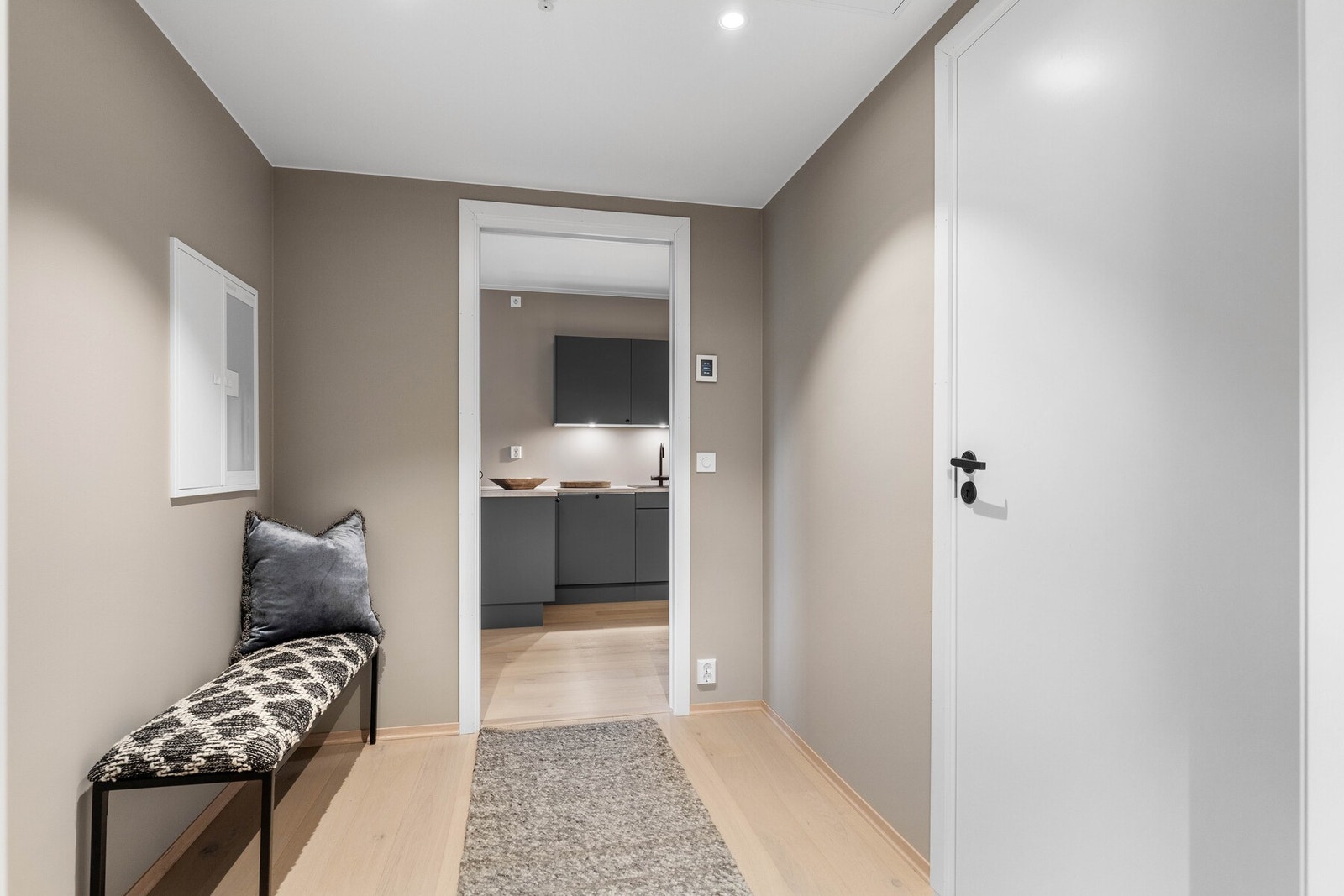 I entreen er det god plass til garderobeskap, slik at yttertøy og sko enkelt kan holdes ryddig. Galleribilde