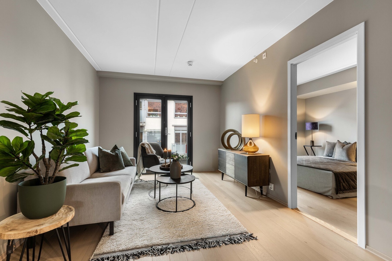 Romslig stue med store vindusflater og naturlig gjennomlys. Galleribilde