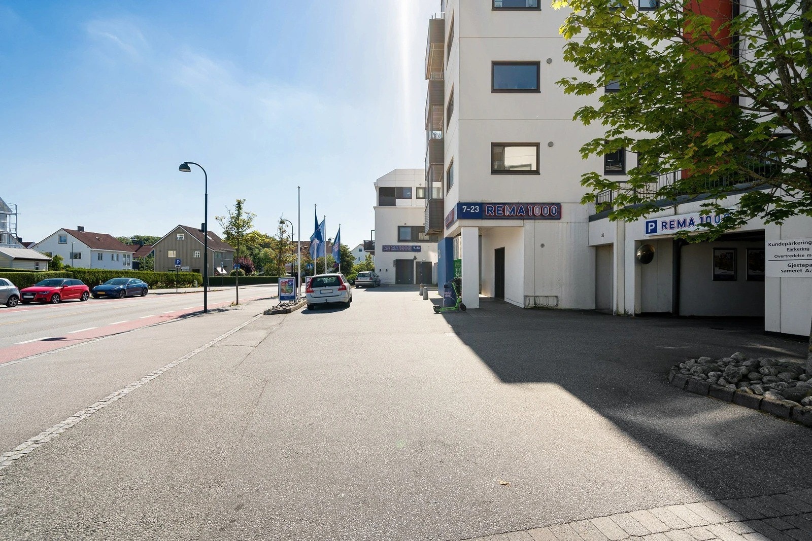 Det er et godt kollektivtilbud fra Tastagata. Her ligger også Rema 1000. Galleribilde