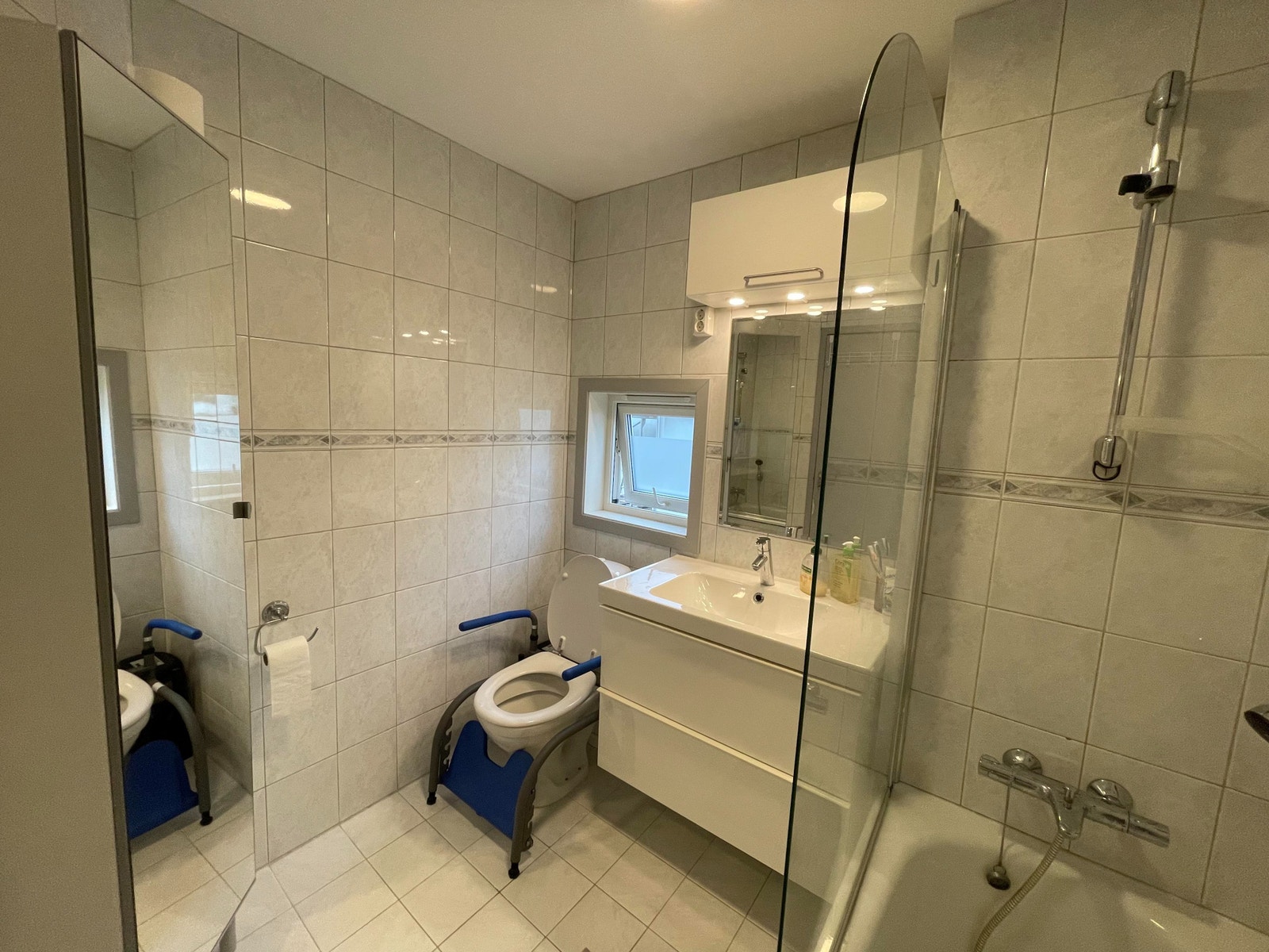 Flislagt bad utstyrt med speil, servant, toalett og badekar med dusj. Dosete fjernes av eieren før leietaker flytter inn. Galleribilde