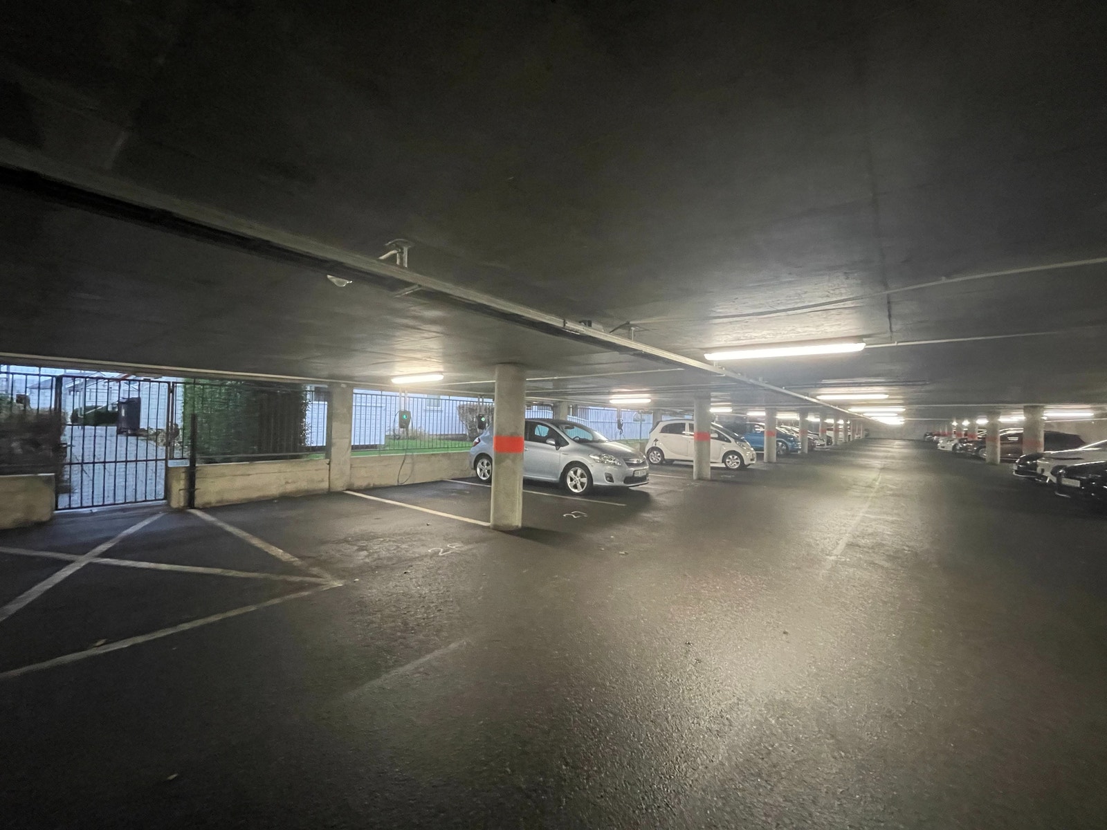 Den innendørs parkeringsplassen ligger rett ved den lille inngangsporten. Galleribilde