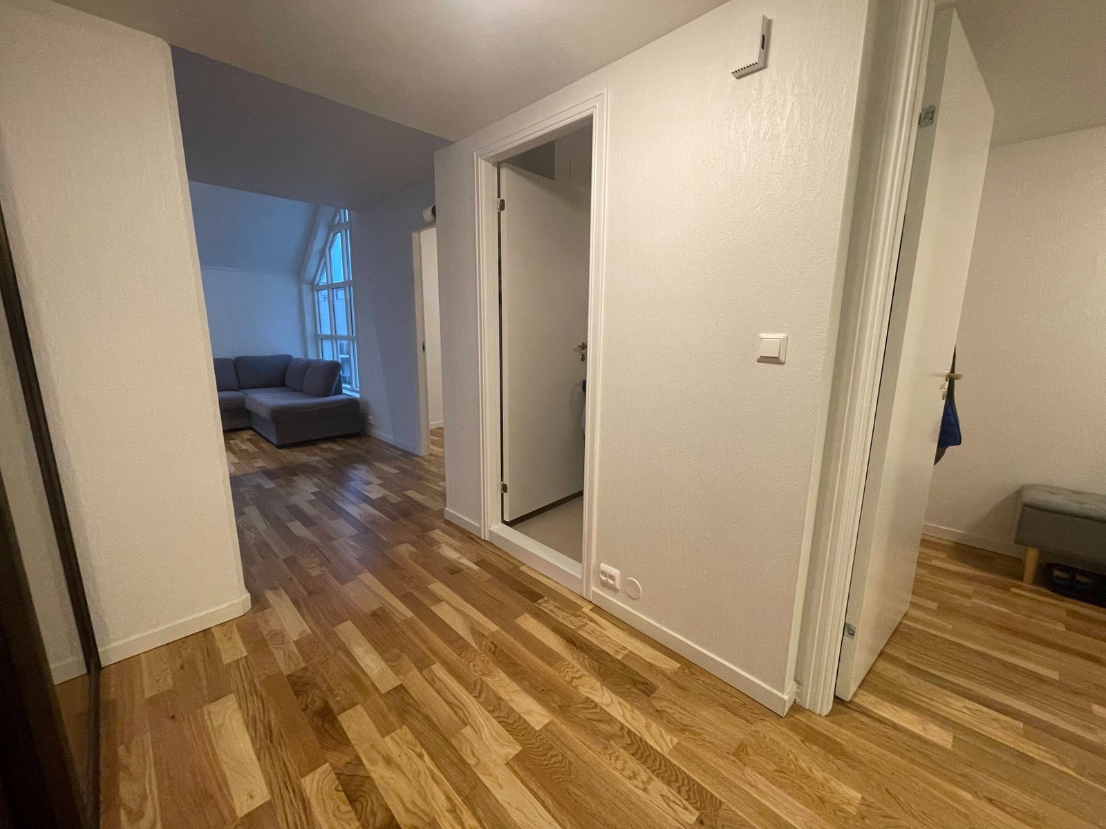 Romslig gang med tilgang til hovedsoverom, toalett, stue og vaskerom. Galleribilde