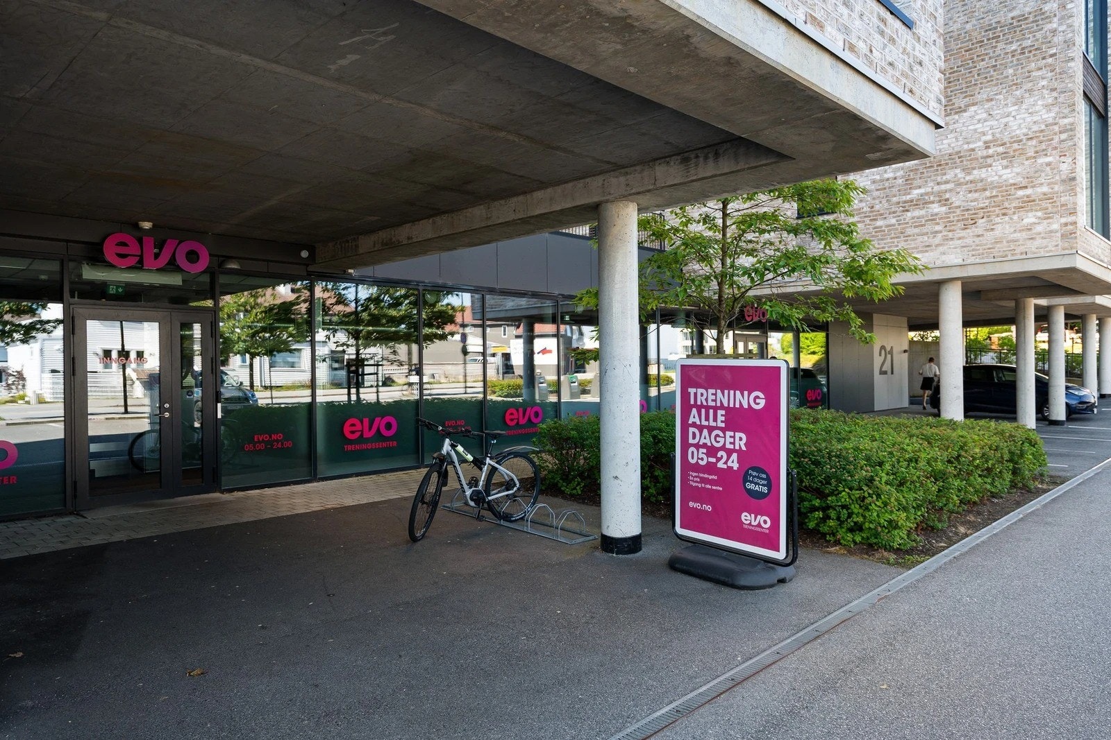 Treningssentre som EVO og SKY Fitness ligger i gangavstand fra leiligheten. Galleribilde