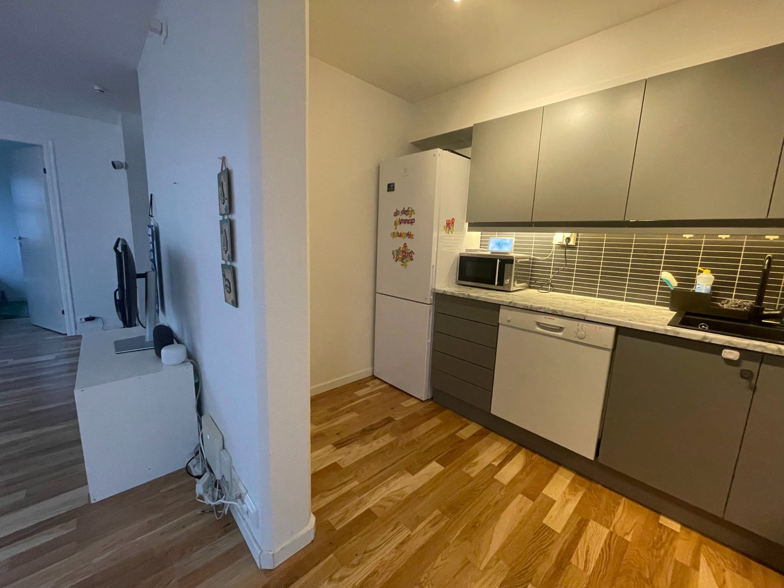 Kjøkken er utstyret med kjøleskap, oppvaskmaskin, integrert ovn og platetopp. Galleribilde