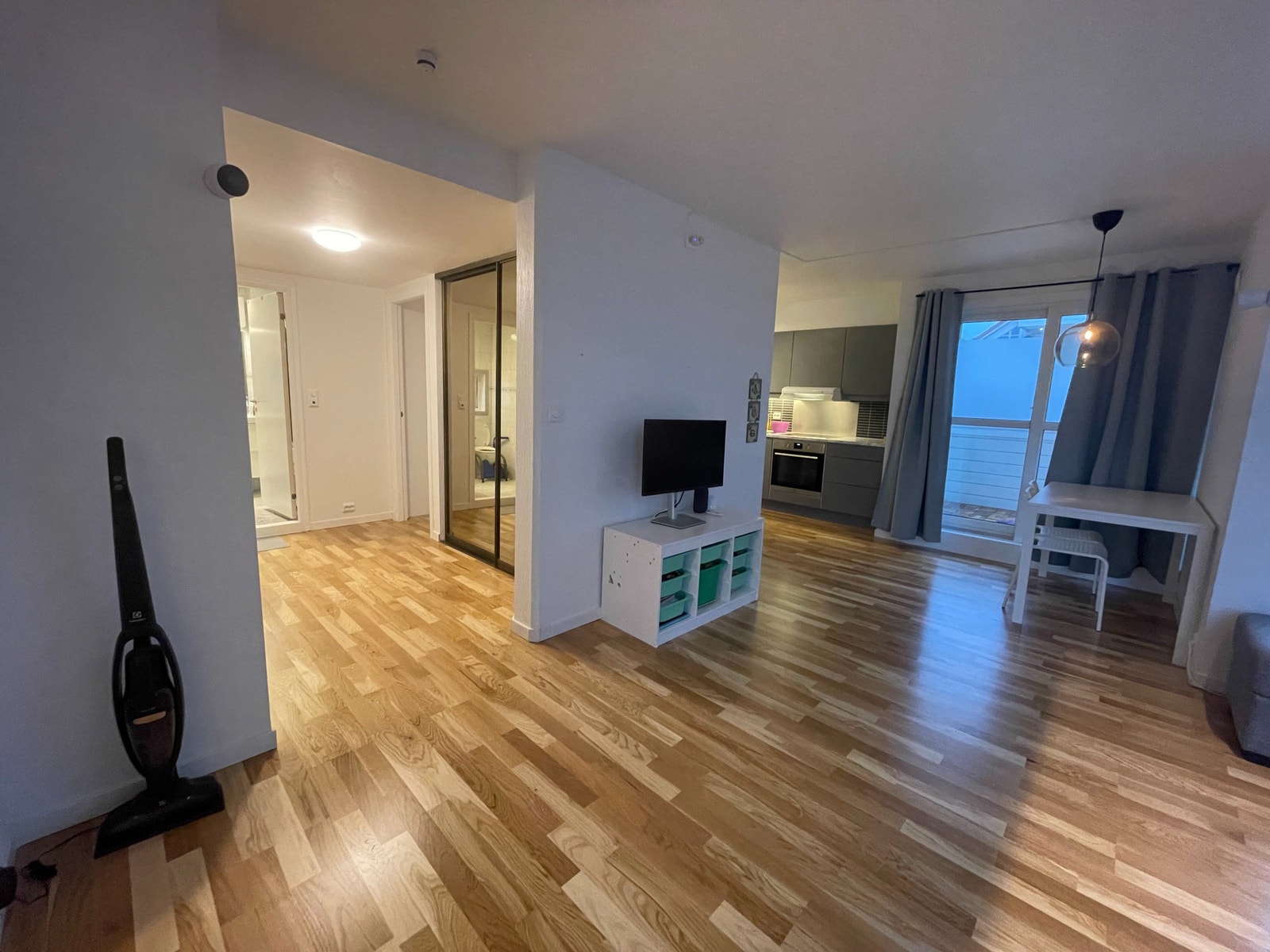 Romslig, lys og åpen løsning; hele leiligheten er oppgradert med nytt parkettgulv, nymalte vegger, nye stikkontakter og nye trebalkongfliser. Galleribilde