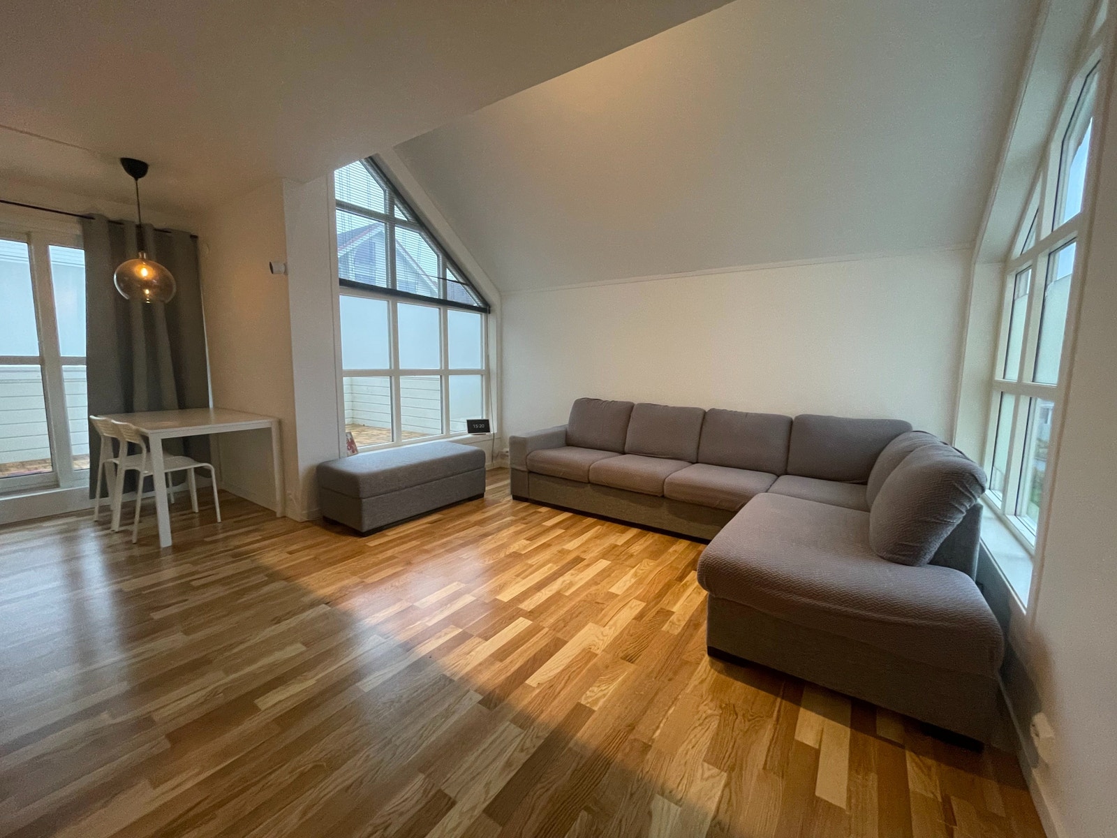 En attraktiv 3-roms leilighet med sentrumsnær beliggenhet, balkong med gode solforhold og parkering i garasje med elbillader. Galleribilde