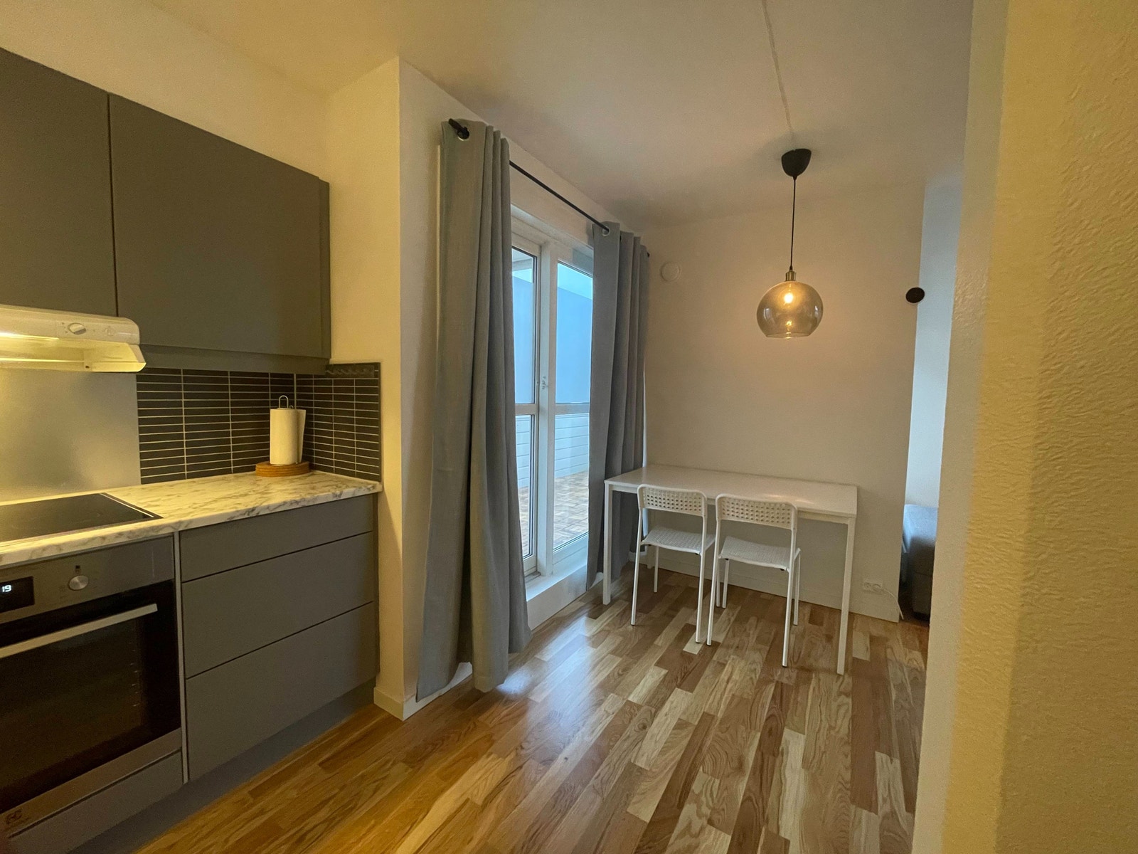 Åpent, men adskilt kjøkken med kort tilgang til balkongen og stuen. Galleribilde