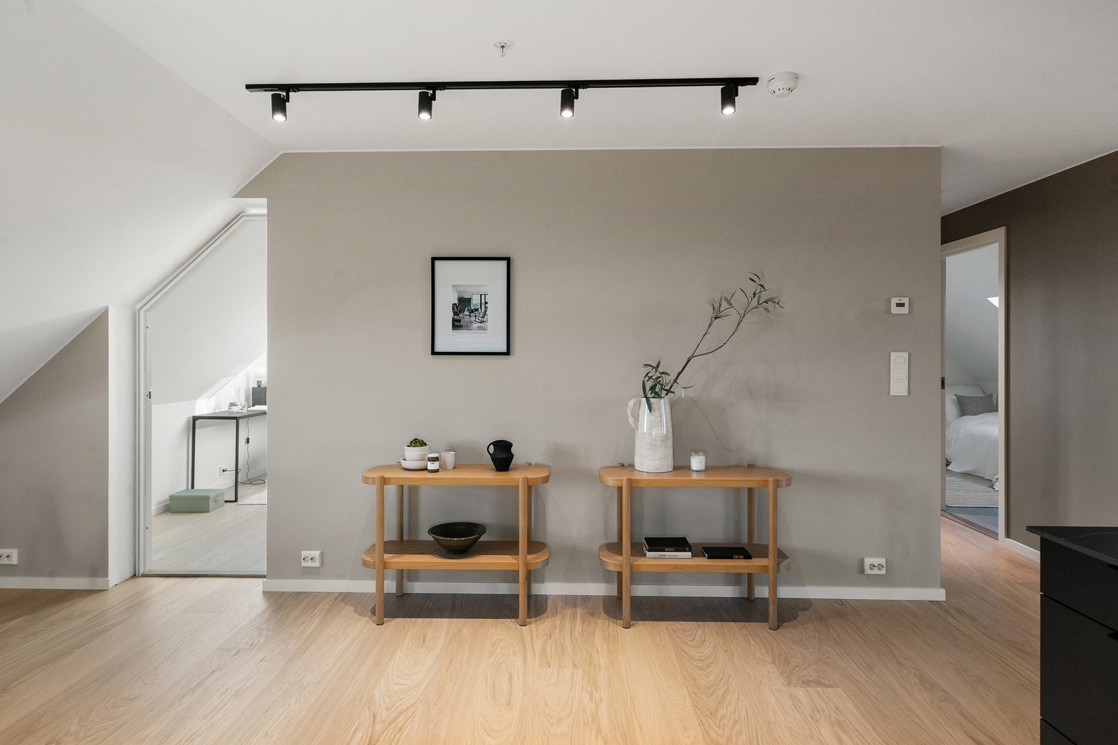 Fargepaletten er gjennomgående stilren, og du kan enkelt sette ditt personlige preg med møbler og innredning. Galleribilde