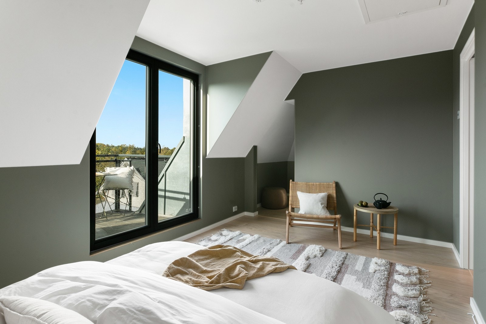 Rommet har plass til oppbevaringsmøbler og innerst i hjørnet passer det fint med en garderobeinnredning. Galleribilde