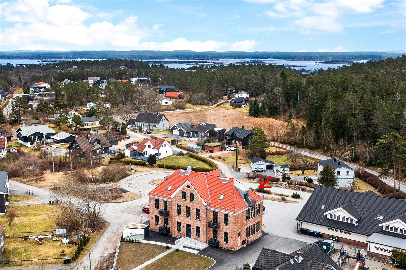 Boligen ligger i et område med flotte turmuligheter, nær sjøen og kun 10 minutters kjøretur til Fredrikstad Galleribilde