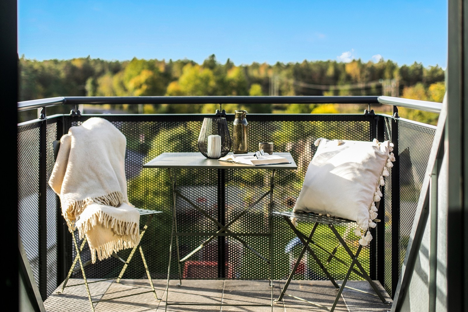 Utgang til solrik balkong fra hovedsoverom Galleribilde
