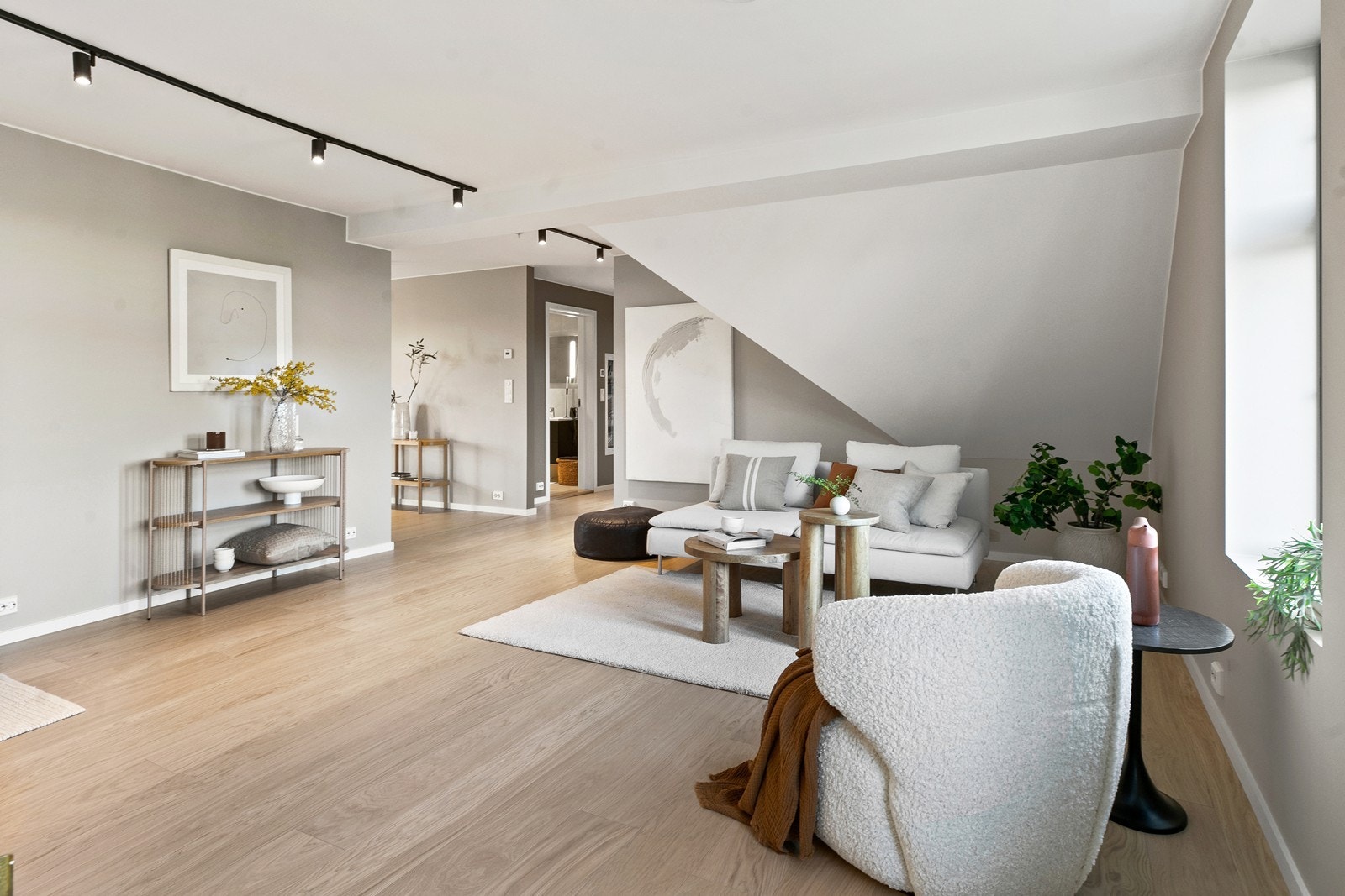 Leiligheten har stor, luftig stue, bad, kjøkken, 3 soverom og egen bod i kjeller. Galleribilde