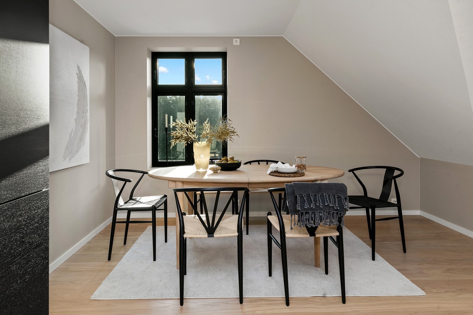 Stort kjøkken med god plass til spisestue Galleribilde