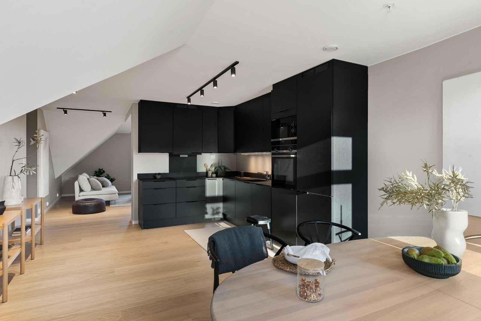 Kjøkkenet ligger skjermet fra stuen og har naturlig sone for en koselig spisegruppe. Galleribilde