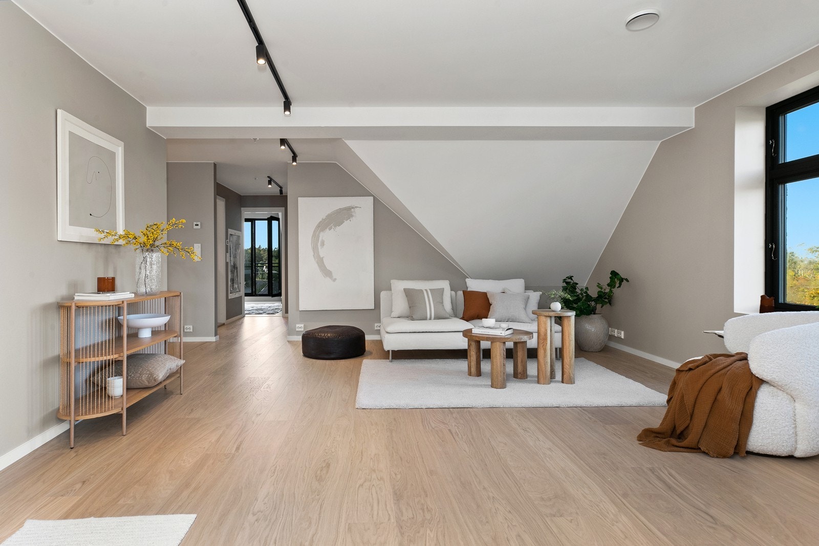 Delikat 1 stavs eikeparkett gir et moderne og eksklusivt uttrykk. Galleribilde