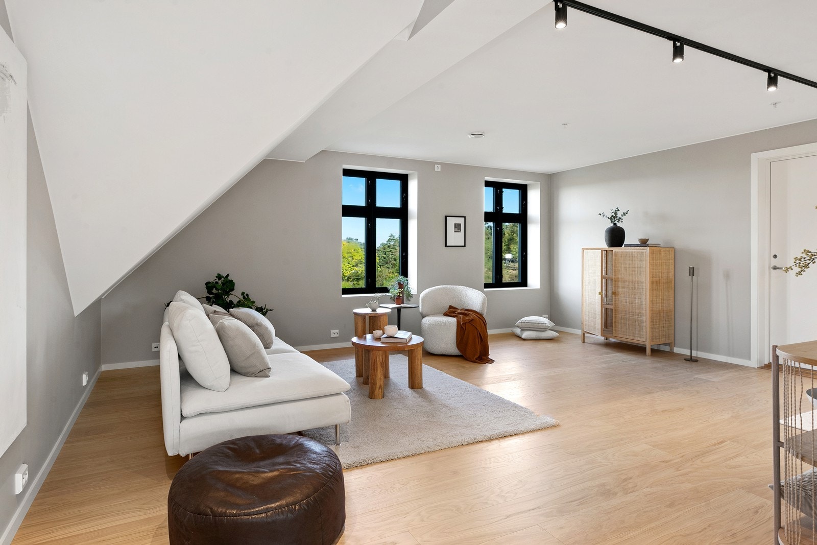 Leiligheten ligger i byggets øverste etasje, fra vinduene har du fin og luftig utsikt. Galleribilde