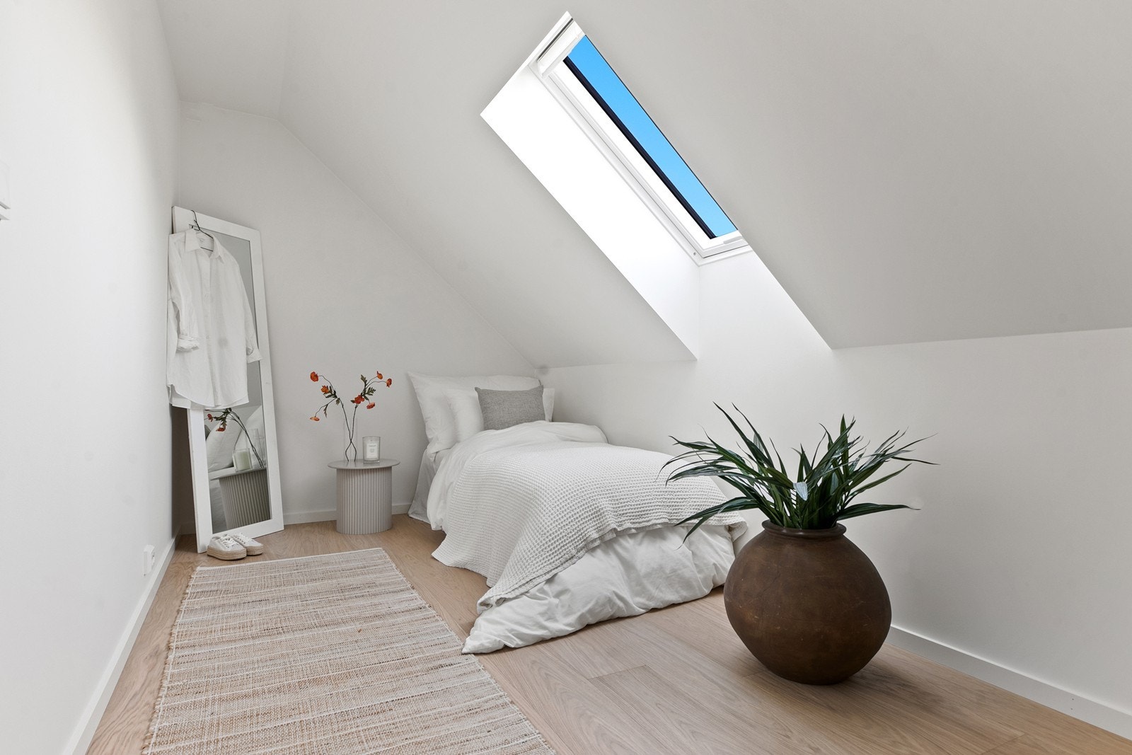 Lyst og koselig soverom med plass til oppbevaring. Galleribilde