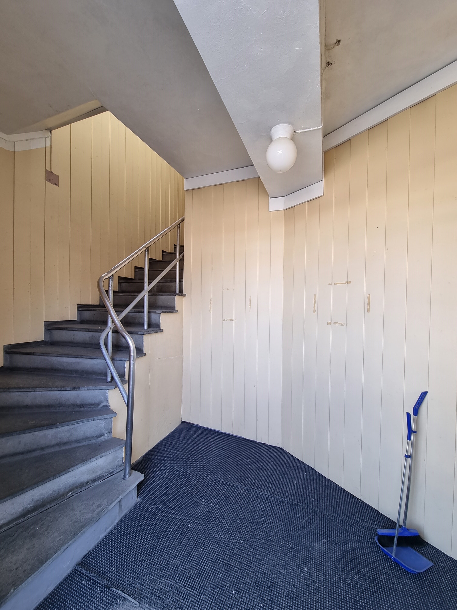 Egen adkomst fra bakkeplan, med trapp til 2.etg. Galleribilde