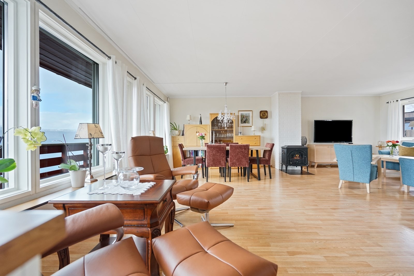 Vedfyring gir god varme på kalde dager Galleribilde