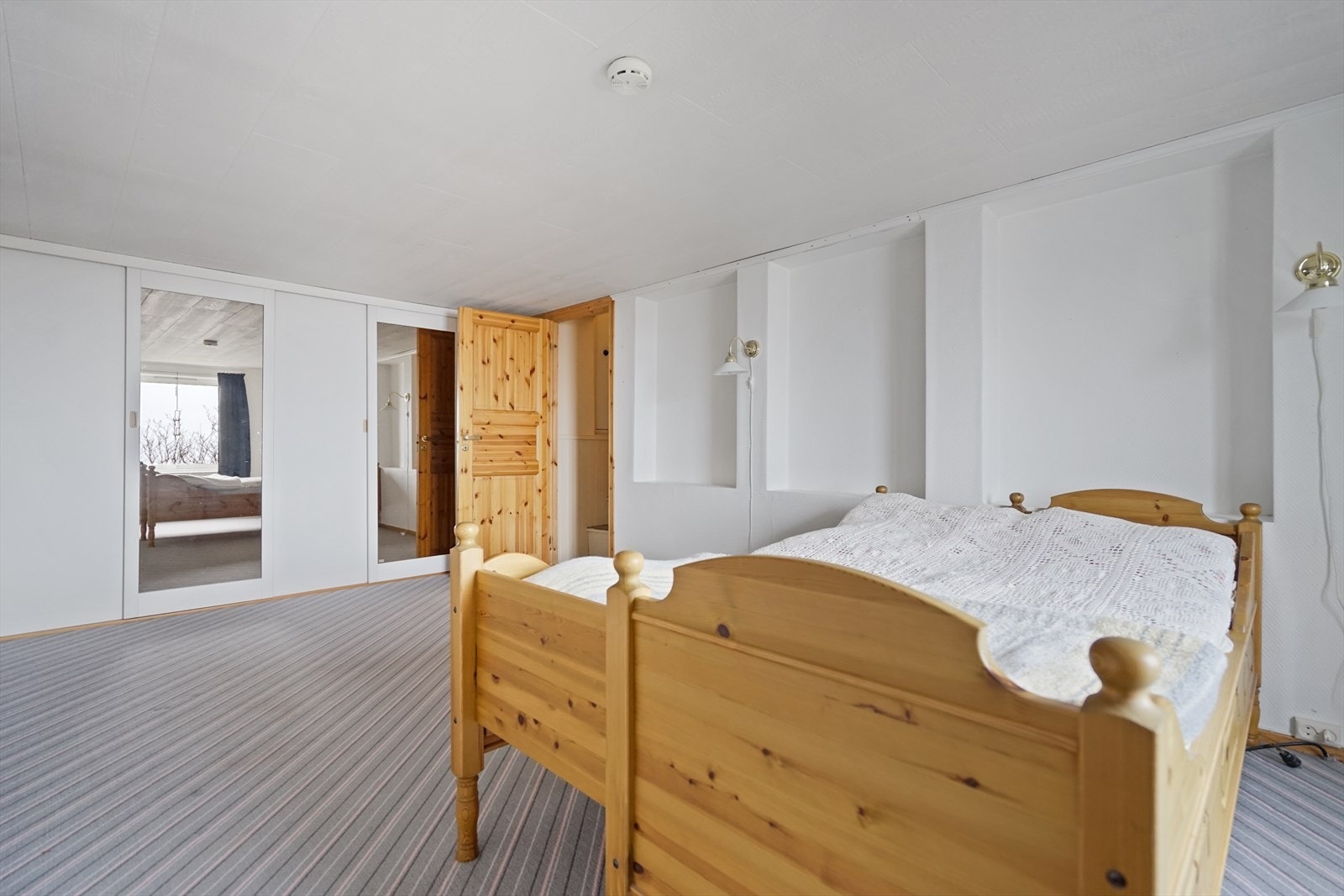 Skyvdørsgarderobe gir god plass for oppbevaring. Rommet er ikke omsøkt/godkjent hos bygningsmyndighetene. Galleribilde