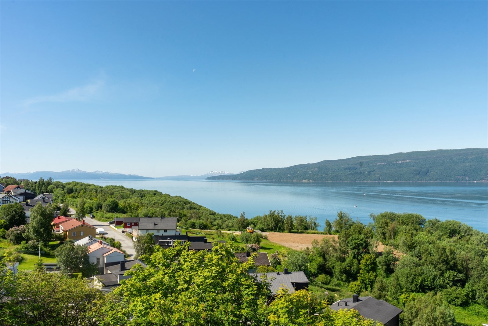 Fra veranda kan man nyte denne flotte utsikten over Ofotfjorden Galleribilde