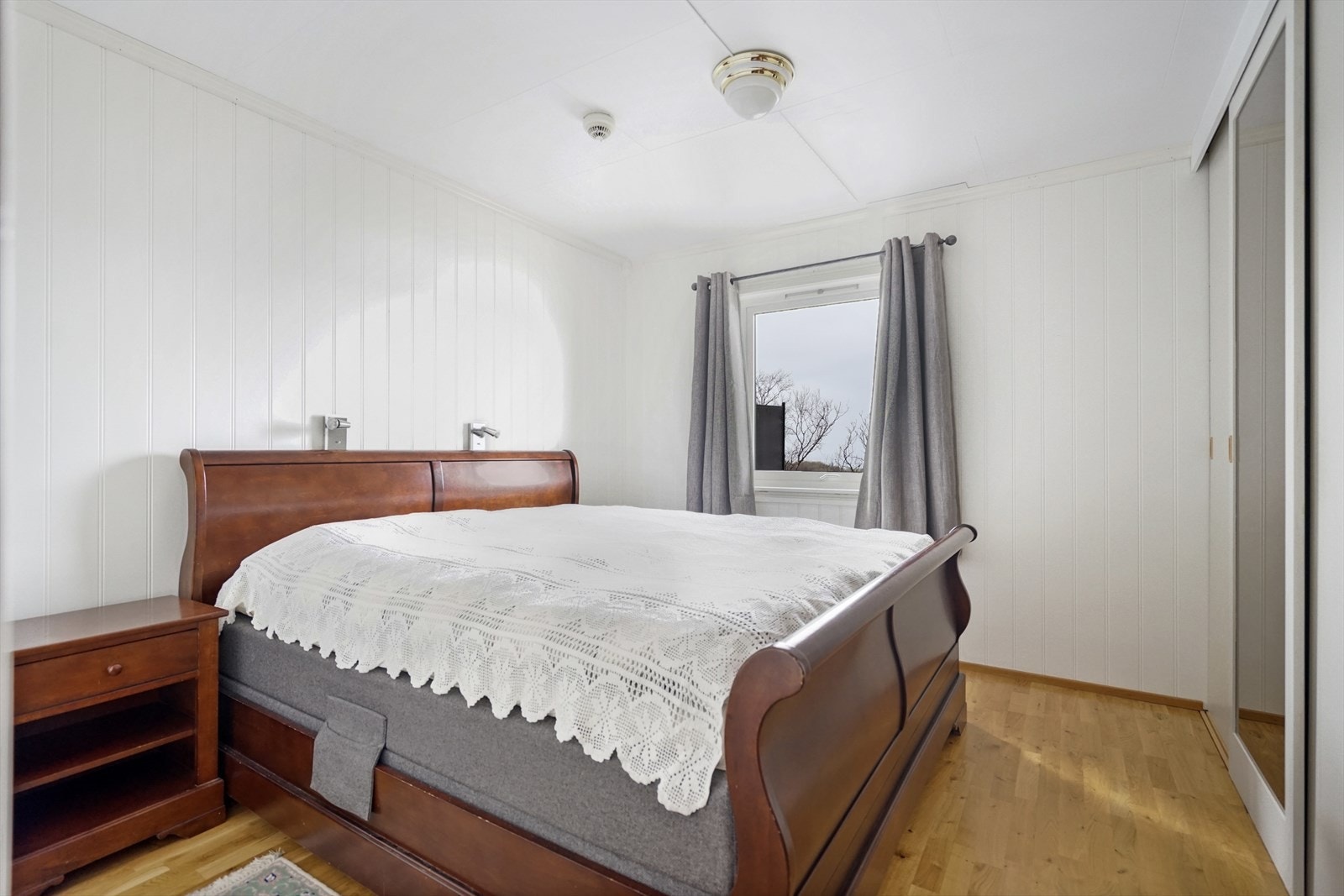 Soverom 1 er romslig og har god plass til dobbelseng og nattbord Galleribilde