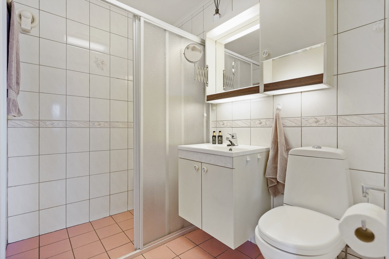 Flislagt bad med elektriske varmekabler i gulv Galleribilde