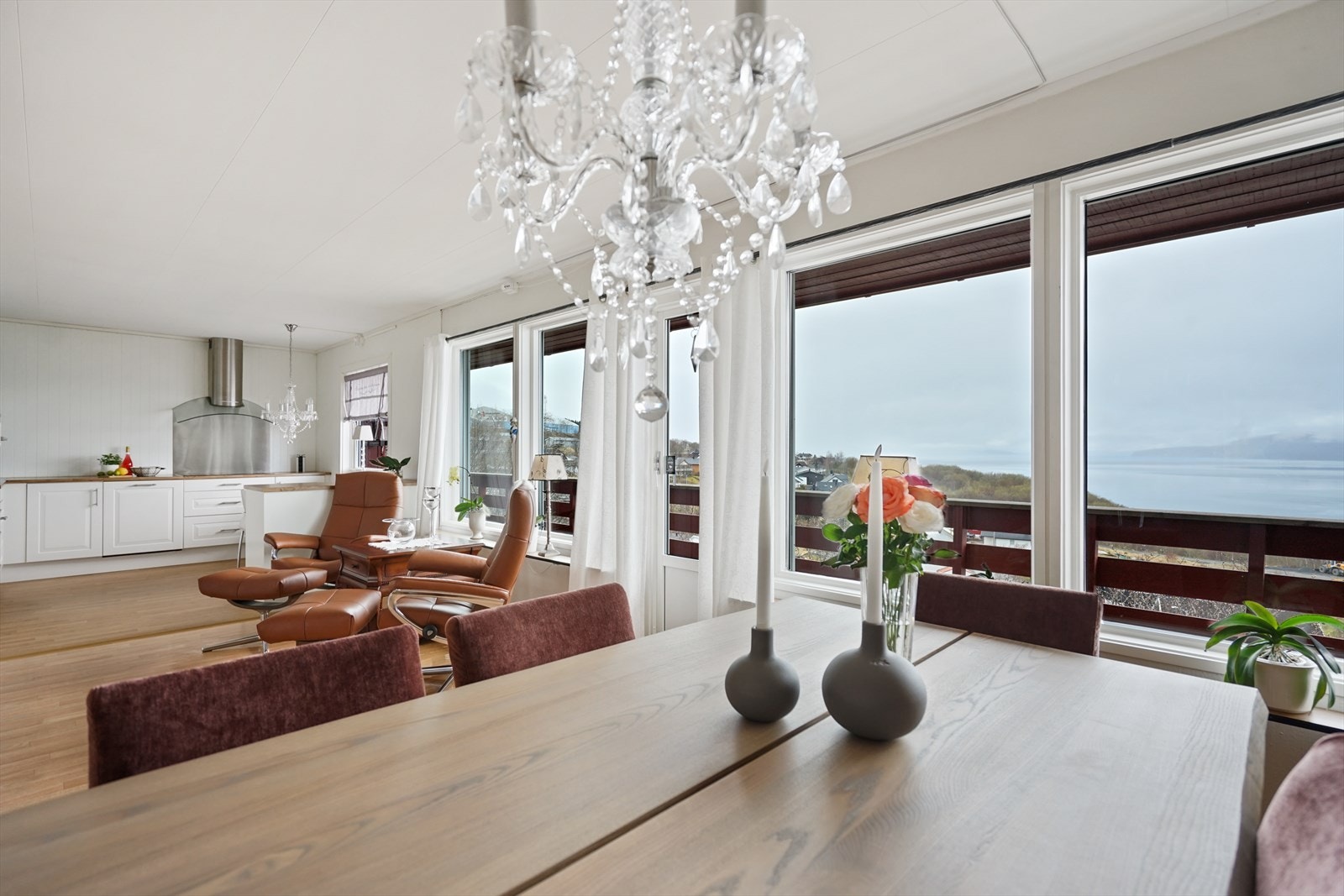 Fra stuen er det ei praktfull utsikt utover Ofotfjorden Galleribilde