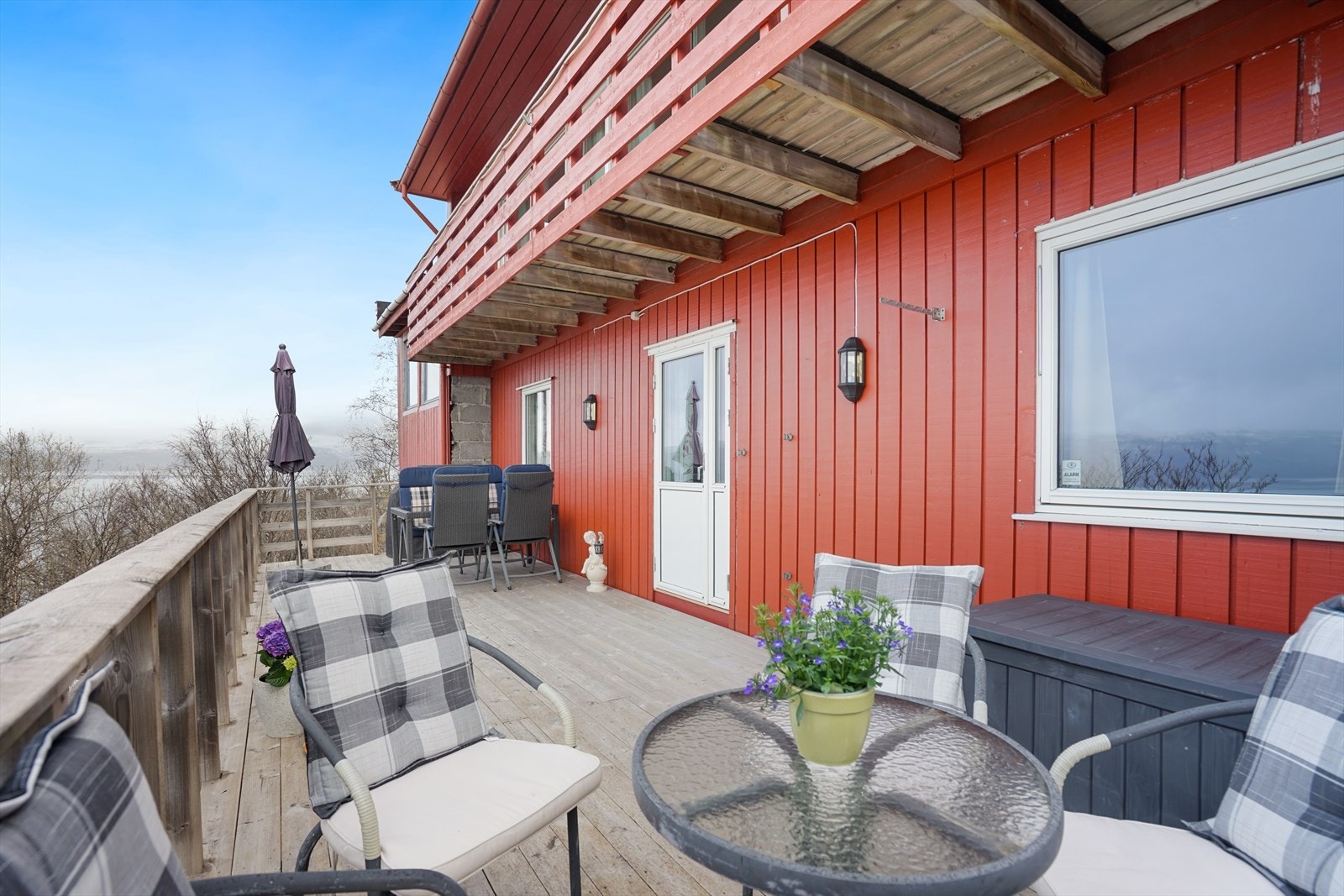 Solrik veranda med godplass for møblering Galleribilde