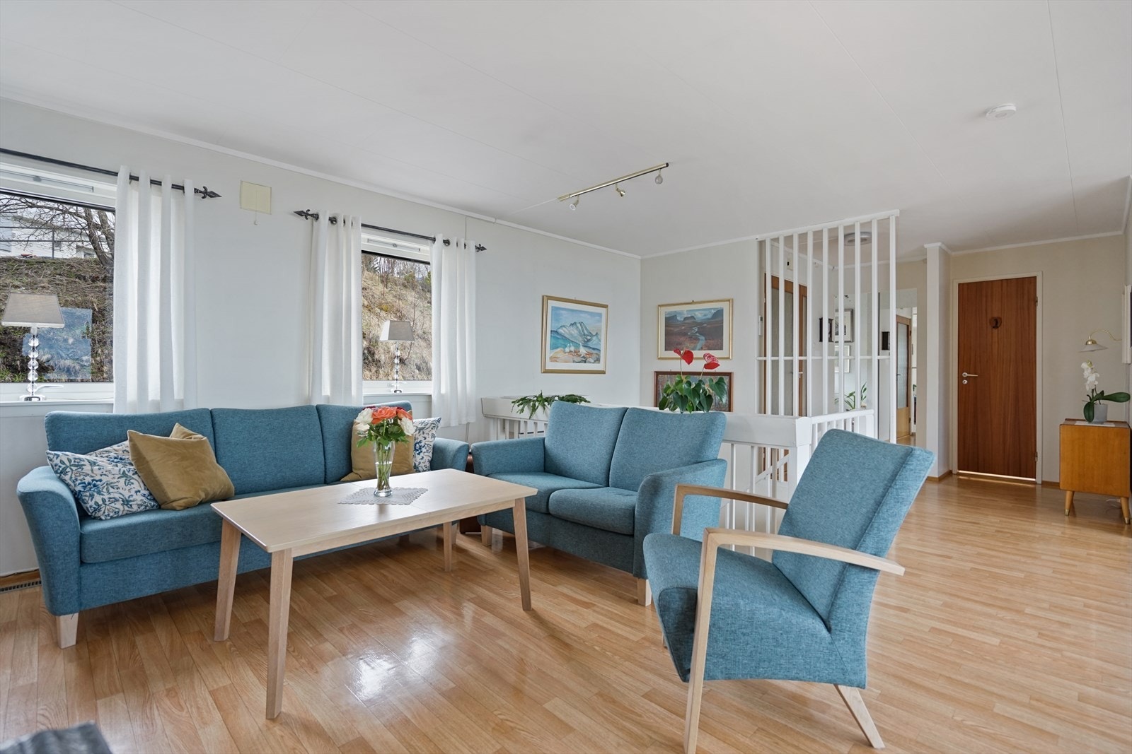 Romslig og lys stue Galleribilde