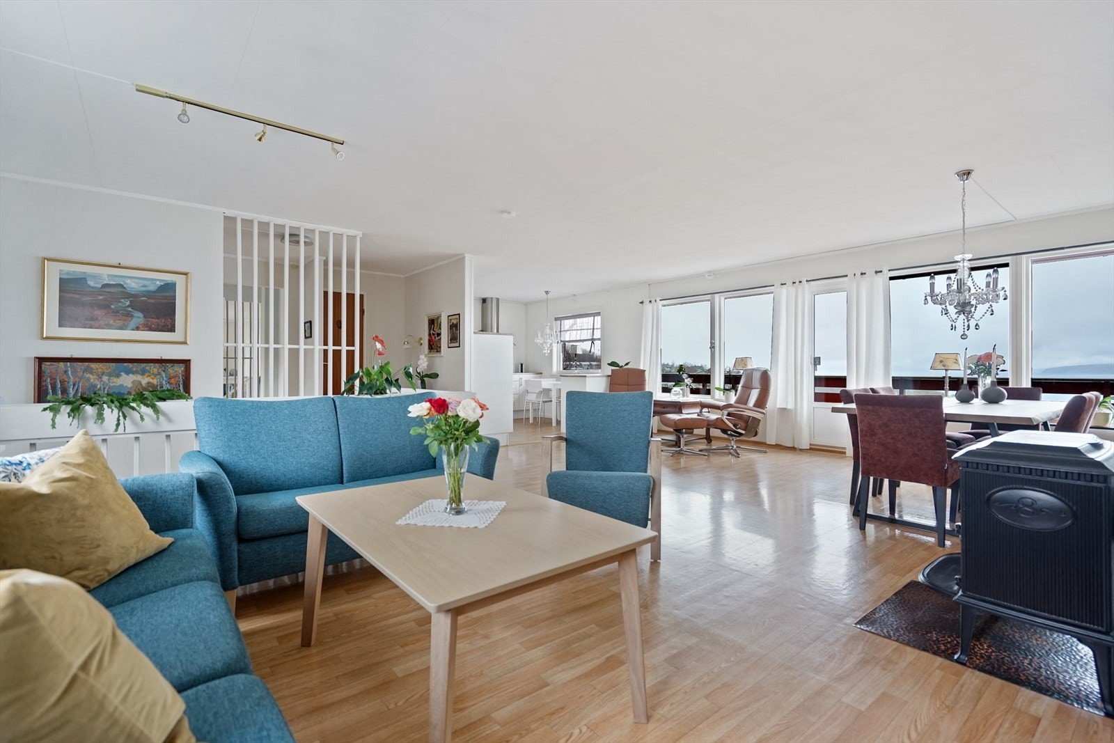 Flere vindusflater gir godt lysinnslipp til rommet Galleribilde